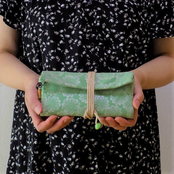 金彩工芸　花柄　銀色仕上げ　コットンオックスウィローグリーン色地製　「道中財布」 1枚目の画像