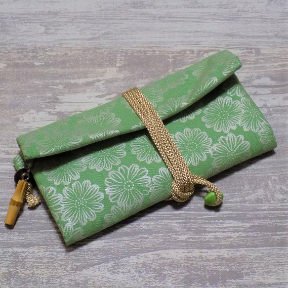 金彩工芸　花柄　銀色仕上げ　コットンオックスウィローグリーン色地製　「道中財布」 2枚目の画像