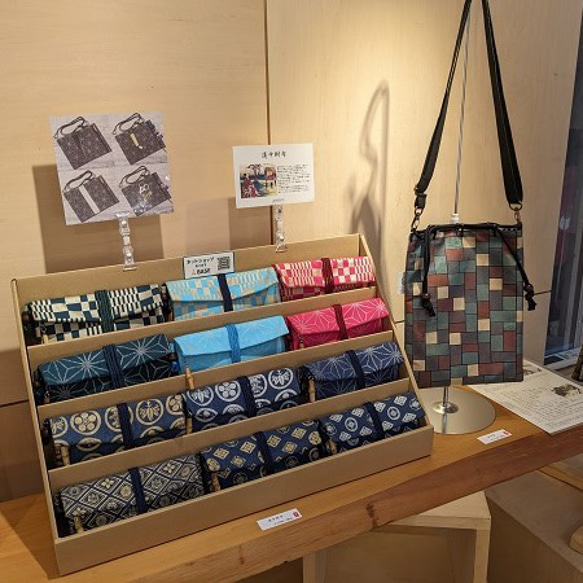 金彩工芸　花柄　銀色仕上げ　コットンオックスウィローグリーン色地製　「道中財布」 14枚目の画像