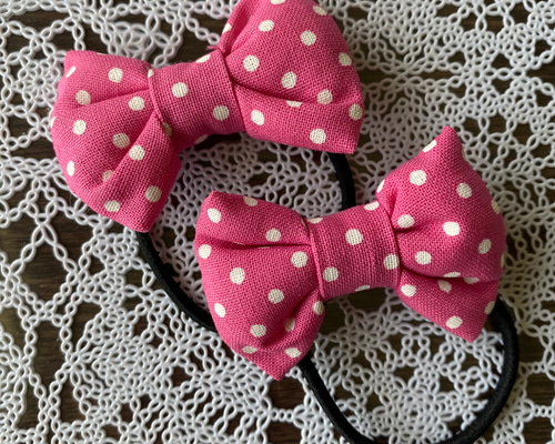 192 キッズヘアゴム ハンドメイド　リボン2個セット　ピンクダイナソー リボンヘアゴム 2個セット 濃いピンク 水玉 ドット 髪ゴム 中 リボン