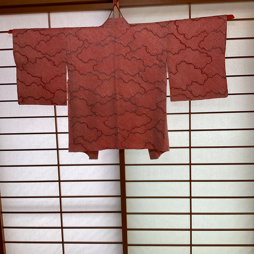 オ*ロ様 美しい総絞り反物　ヴィンテージ　赤色 ヴィンテージ着物 総絞り・手絞り 雲柄オレンジ 袖無しロング羽織