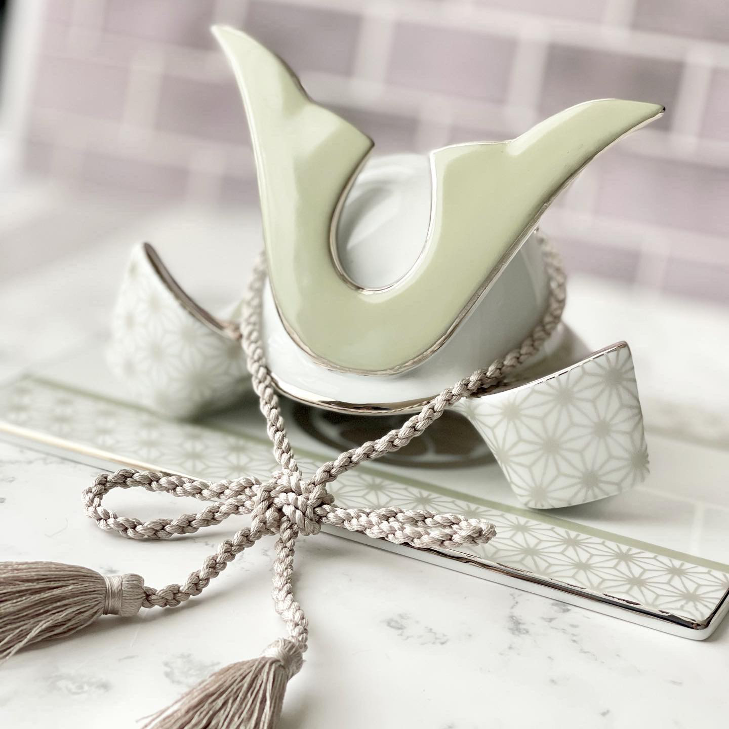 静翠（せいすい）- 美しい陶器の兜 ‖ 家紋入り陶板  ‖ 忍緒　3点セット