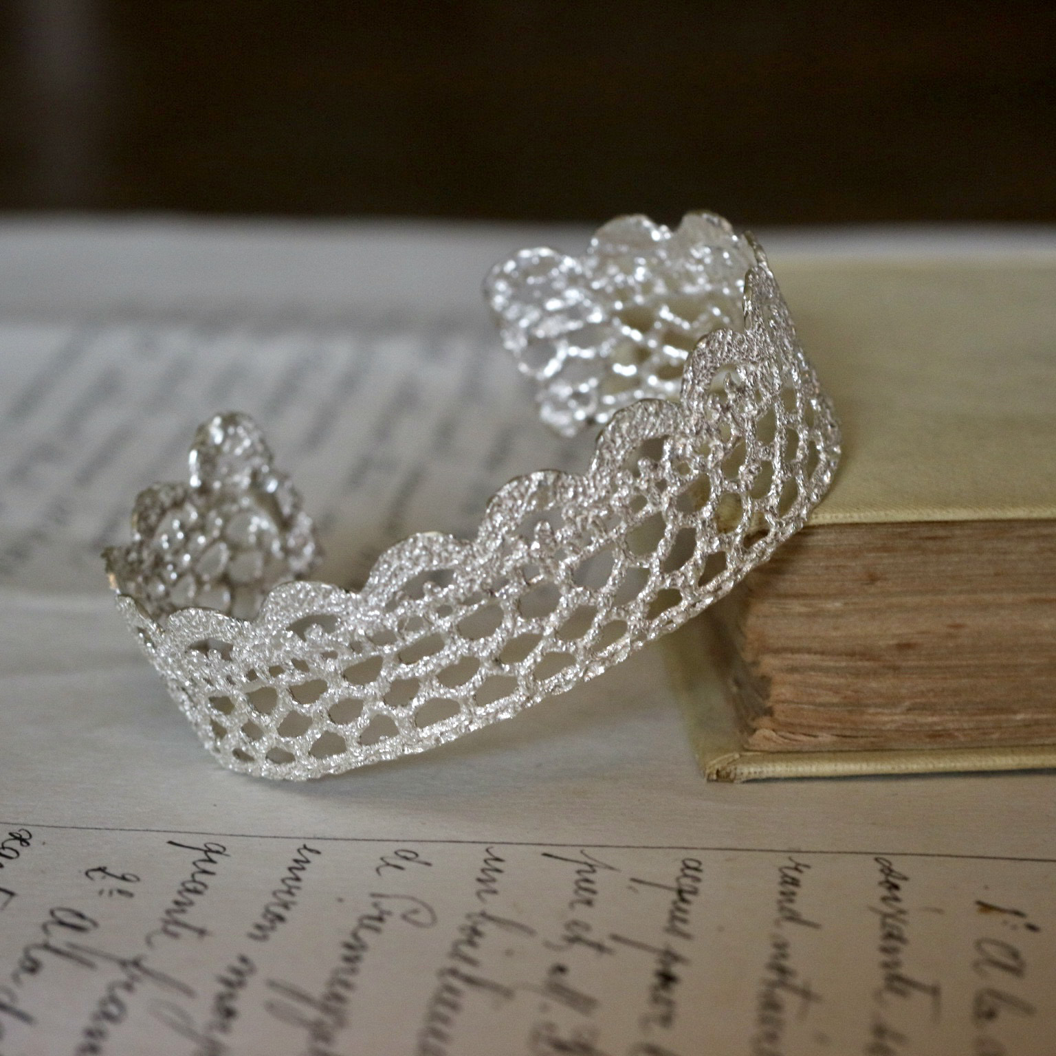 -コンフィズリ- アンティークレースのシルバーバングル