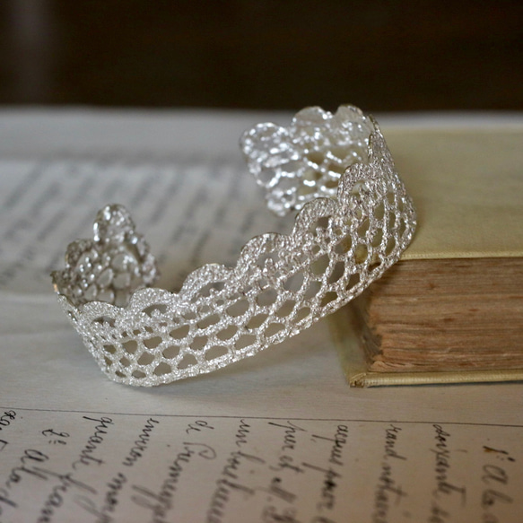 コンフィズリ- アンティークレースのシルバーバングル バングル