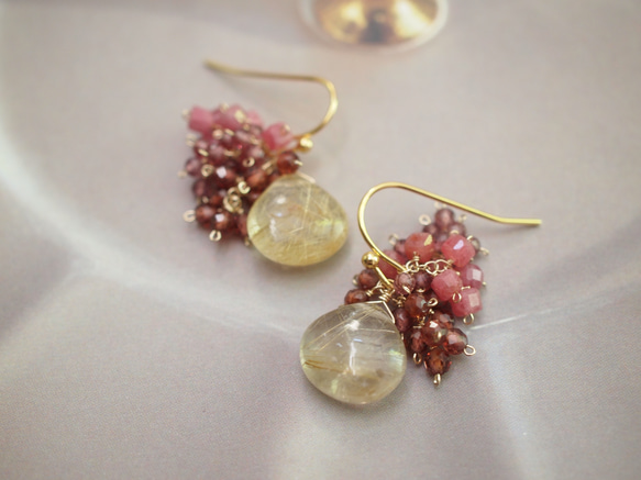 大粒ルチルクォーツとガーネットのピアス ピアス（フック・チェーン