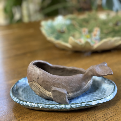 青い花模様の波形皿2枚セット 波模様の皿 2枚セット 青い花模様の波形皿2枚セット