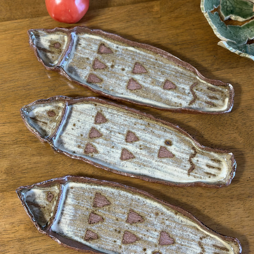 さ*ん様 ヨシノヒトシ　クマの魚釣りデザイン皿 ト3 oldwhite 木彫りのくまのお皿 小 - 益子焼の小さな窯元
