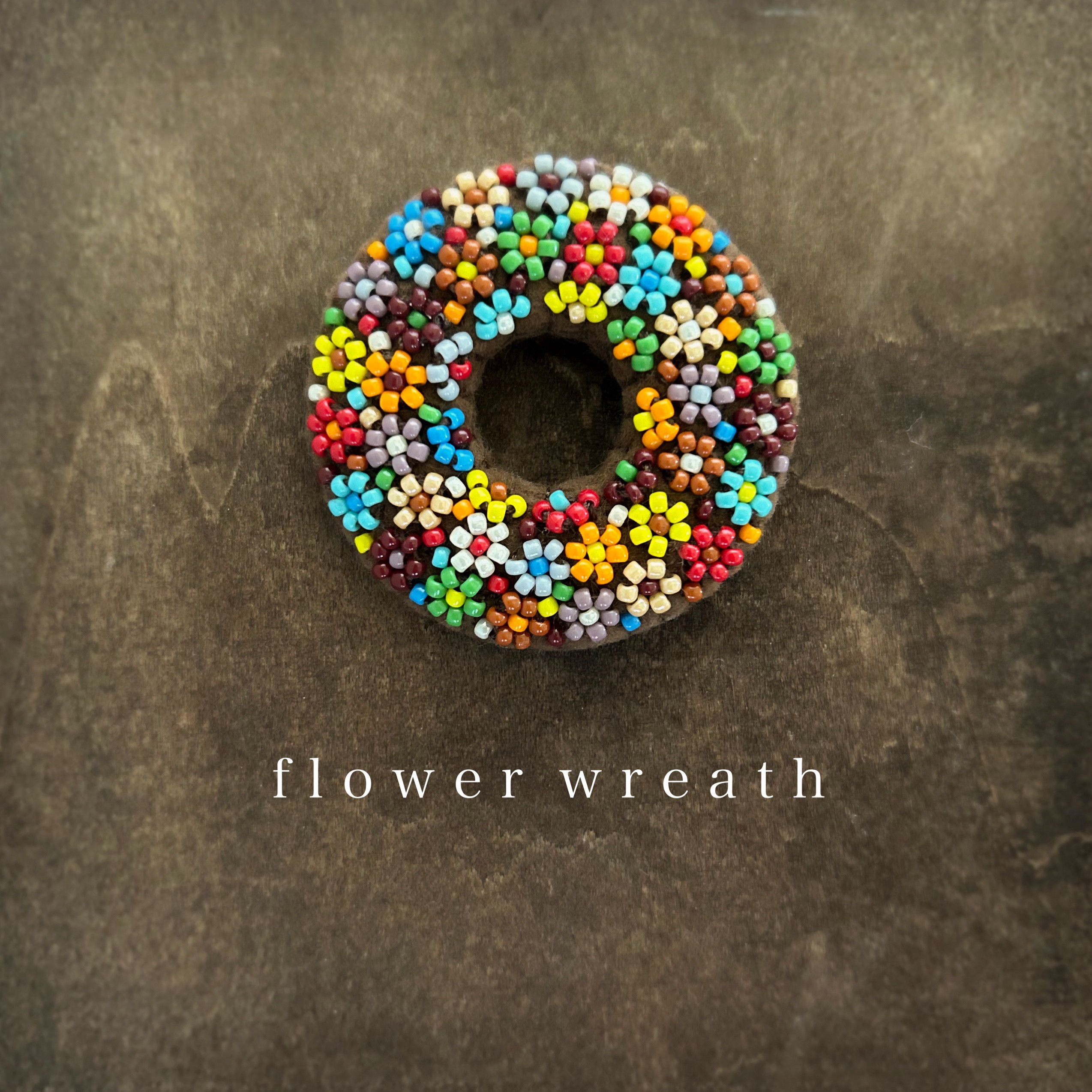 【送料無料】カラフルビーズのリースブローチ