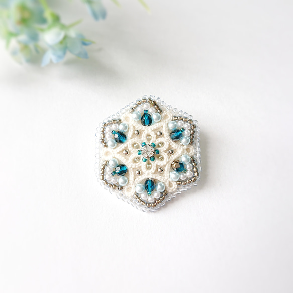 タティングレース×ビーズ刺繍で紡ぐ青の世界～Rainy blue～ ブローチ/ヘアゴム/ポニーフック 3枚目の画像