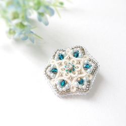 タティングレース×ビーズ刺繍で紡ぐ青の世界～Rainy blue～ ブローチ/ヘアゴム/ポニーフック 4枚目の画像