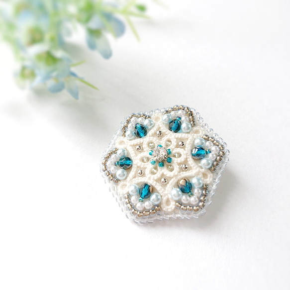 タティングレース×ビーズ刺繍で紡ぐ青の世界～Rainy blue～ ブローチ/ヘアゴム/ポニーフック 4枚目の画像