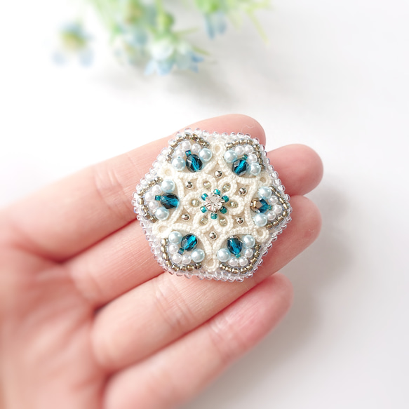 タティングレース×ビーズ刺繍で紡ぐ青の世界～Rainy blue～ ブローチ/ヘアゴム/ポニーフック 5枚目の画像