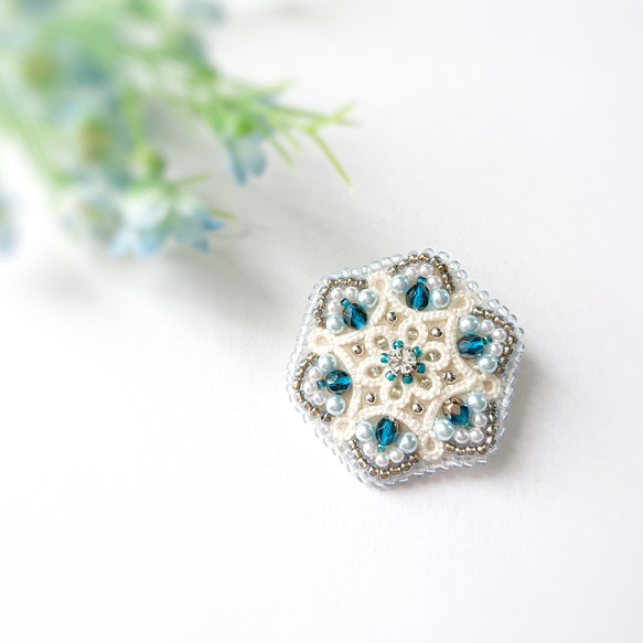 タティングレース×ビーズ刺繍で紡ぐ青の世界～Rainy blue～ ブローチ/ヘアゴム/ポニーフック 2枚目の画像