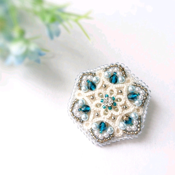 タティングレース×ビーズ刺繍で紡ぐ青の世界～Rainy blue～ ブローチ/ヘアゴム/ポニーフック 1枚目の画像