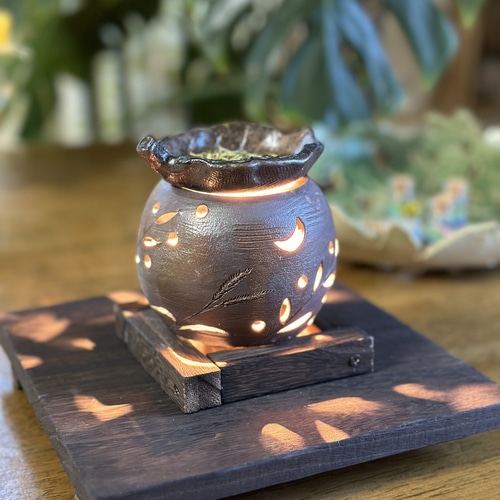 満月と三日月の灯りが揺れる焼き締め茶香炉 癒しの香り&電球付き木製台