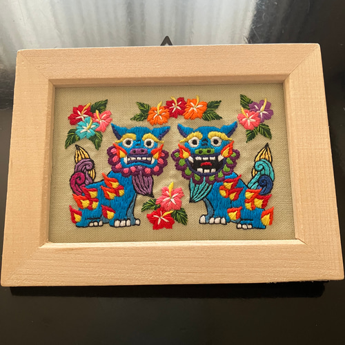 刺繍フレーム シーサー 沖縄 ハイビスカス 壁掛け 壁飾り インテリア