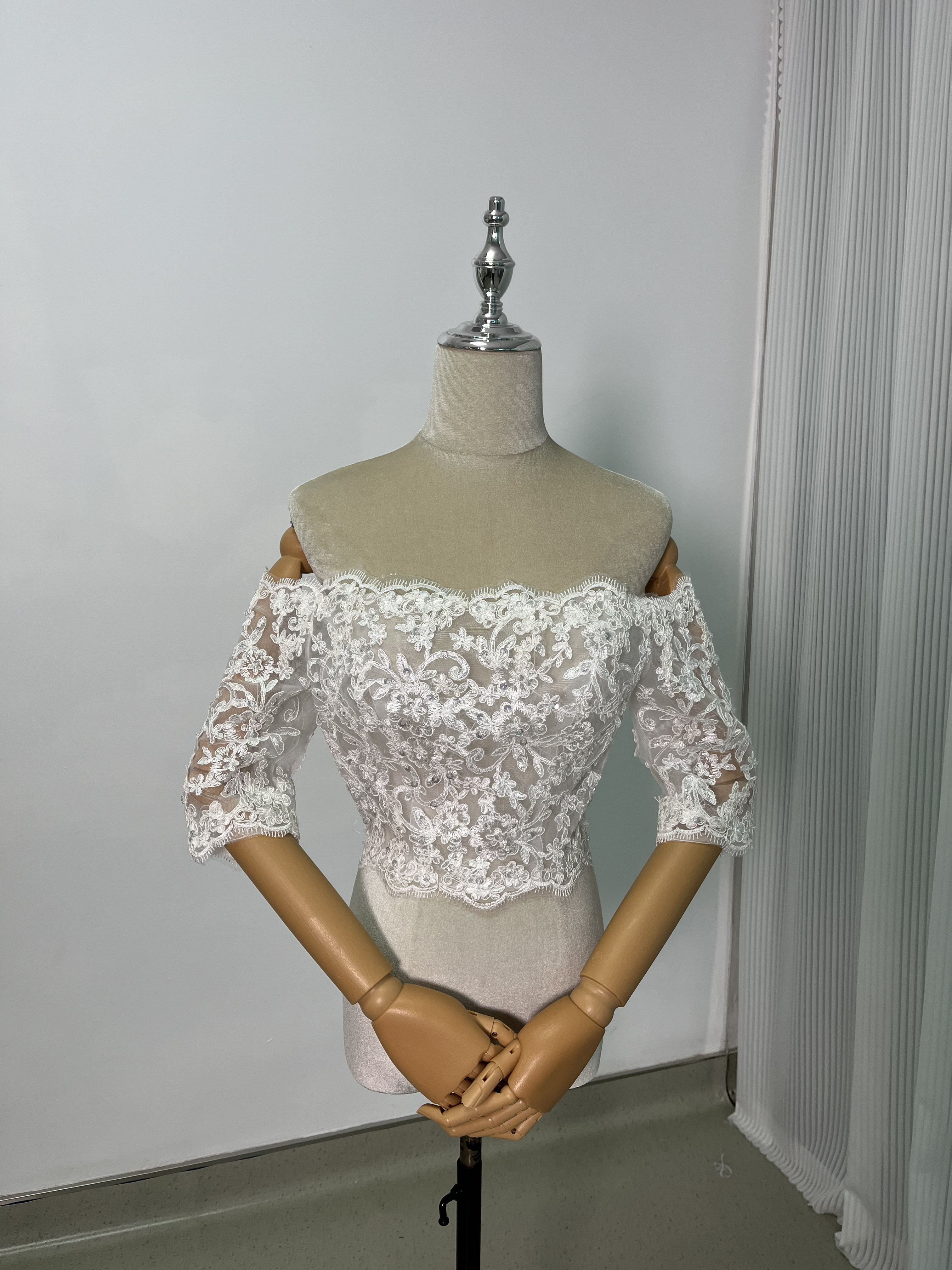 送料無料！ウエディングドレス ボレロ　結婚式/披露宴/挙式 流れる透け花レース くるみボタン 七分袖丈