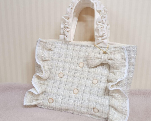 ハンドメイドꕤ︎︎控えめフリルのトートバッグ mermaid white チャーム付 ハンドメイドꕤ︎︎控えめフリルのトートバッグ mermaid white