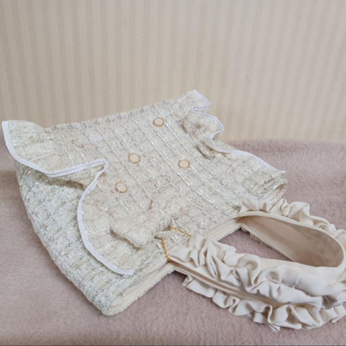 ハンドメイドꕤ︎︎控えめフリルのトートバッグ mermaid white チャーム付 ハンドメイドꕤ︎︎控えめフリルのトートバッグ mermaid white