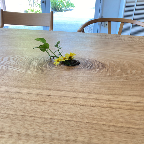 タモの木　無垢一枚板のダイニングテーブル大きさ178cm×77～83cm×5cm タモの木 無垢一枚板のダイニングテーブル大きさ178cm×77～83cm