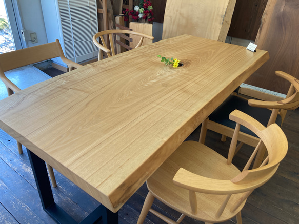 タモの木　無垢一枚板のダイニングテーブル大きさ178cm×77～83cm×5cm タモの木無垢一枚板のダイニングテーブル大きさ178cm×77～83cm