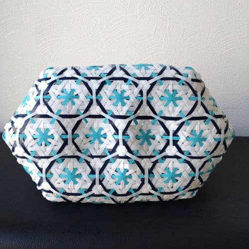 PPバンド かごバッグ 花まる編み 白×水色×紺色 プラカゴ 花柄