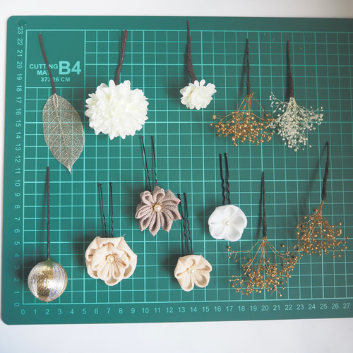 髪飾り　アイボリー×グレージュ　つまみ細工 つまみ細工とドライフラワーの髪飾り アイボリー グレージュ ヘアピン