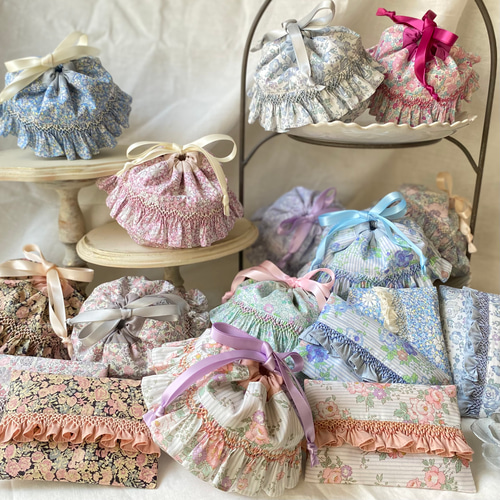 スモッキング刺繍のフリルが可愛いリバティまんまる巾着【チャイブ