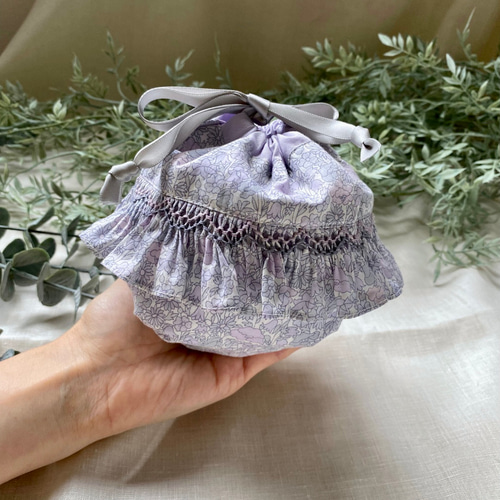 スモッキング刺繍のフリルが可愛いリバティまんまる巾着【チャイブ