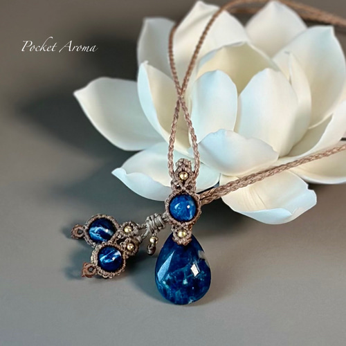 『深奏貴』ブルーハックマナイトのマクラメペンダントネックレス 碧泉』ブルーハックマナイトのマクラメペンダントネックレス