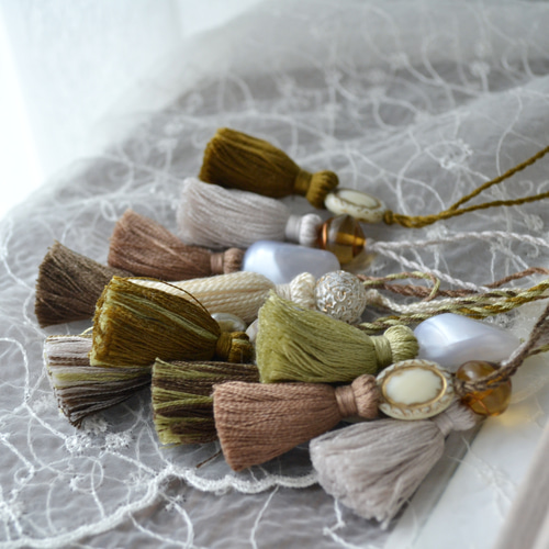 刺繍糸のタッセルストラップ『Love Mini Tassels』選べる色、形