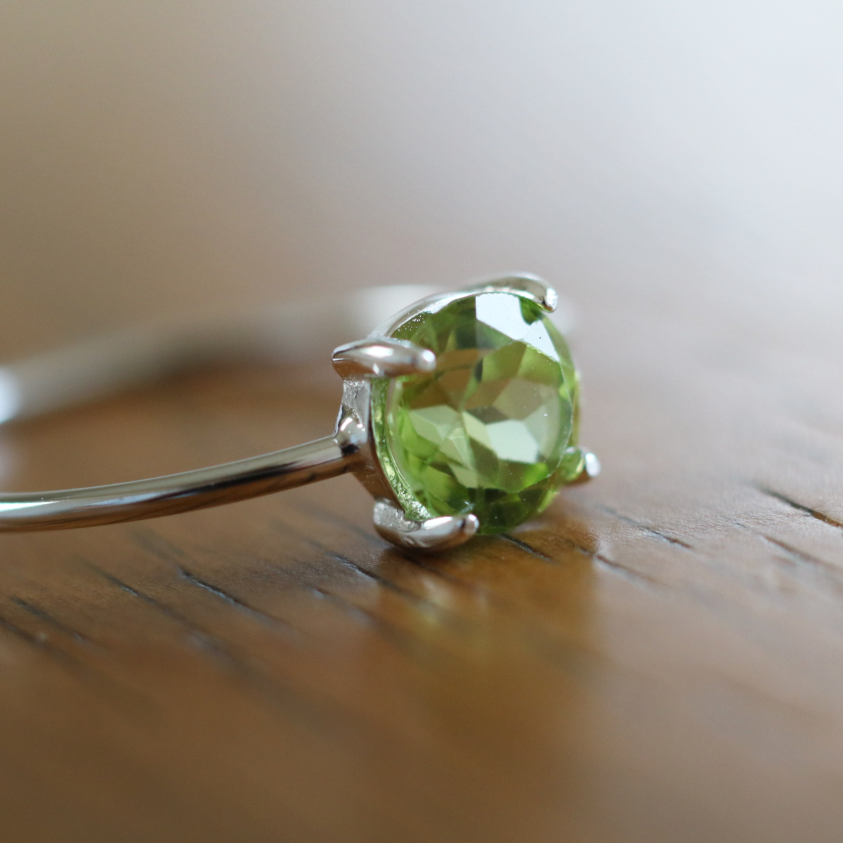 （一点もの・Silver925）宝石質ペリドットのシルバーリング（6mm,13号）