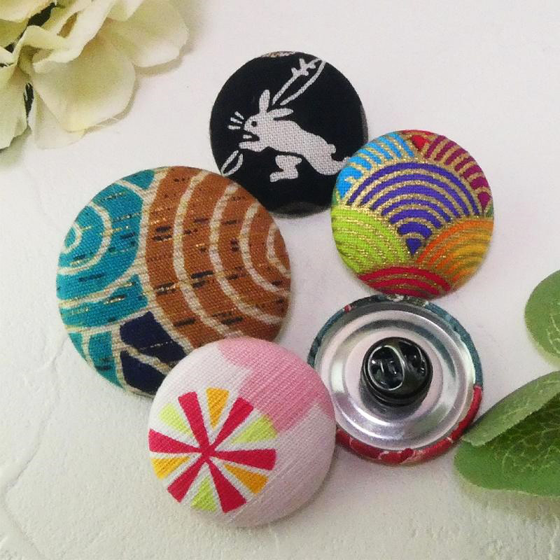 くるみボタン　お仕立て例-1.　◆「ピンバッチ」/　38ミリ(大)、28ミリ共通