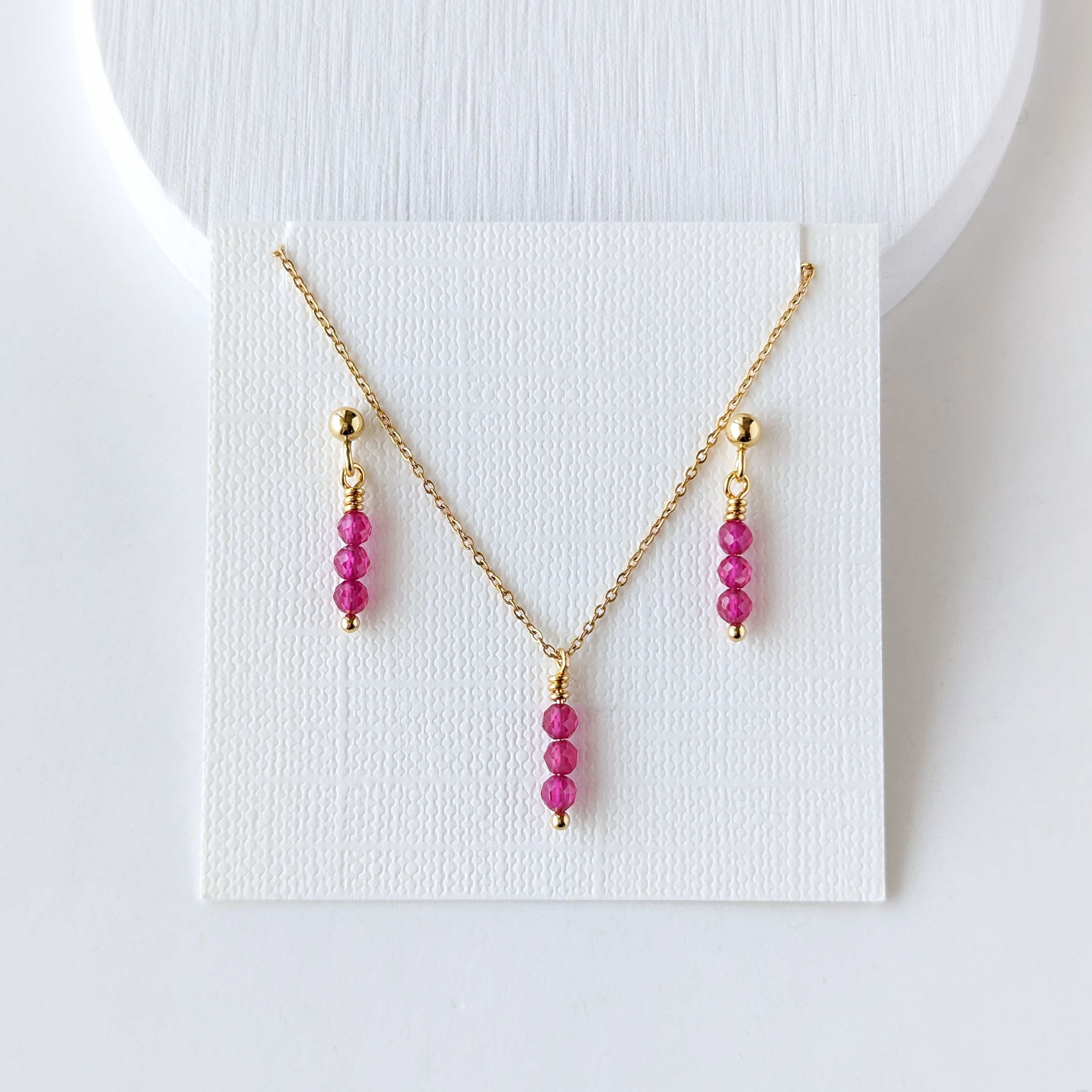 ＊2点セット＊ 小さなルビーの3粒ミニスティックピアス/イヤリング＆ネックレスセット 7月誕生石