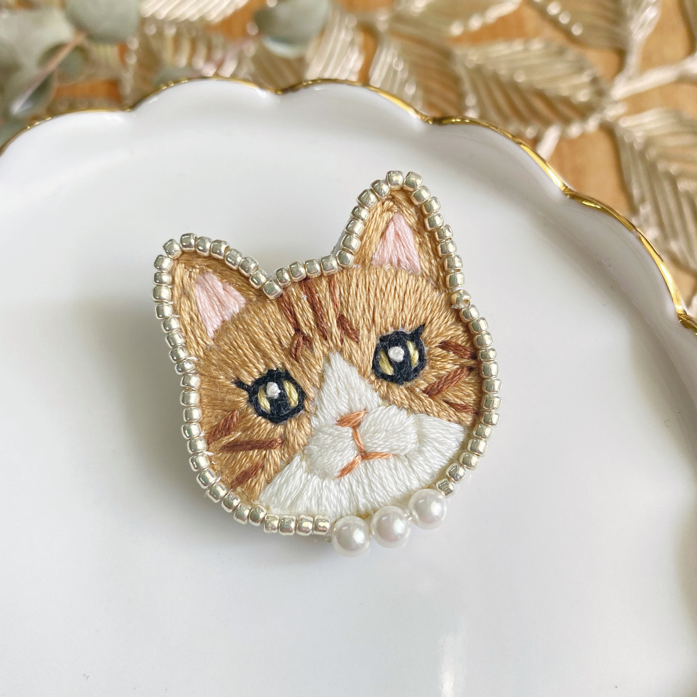 58mm くるみボタン　猫刺繍　ブローチ 専用)くるみボタン 猫刺繍 ブローチ （庭に来たネコ♫くるみ