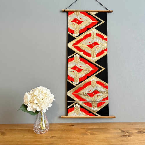 帯のタペストリー 漆黒に金色の菱文様と向かい鶴 着物リメイク