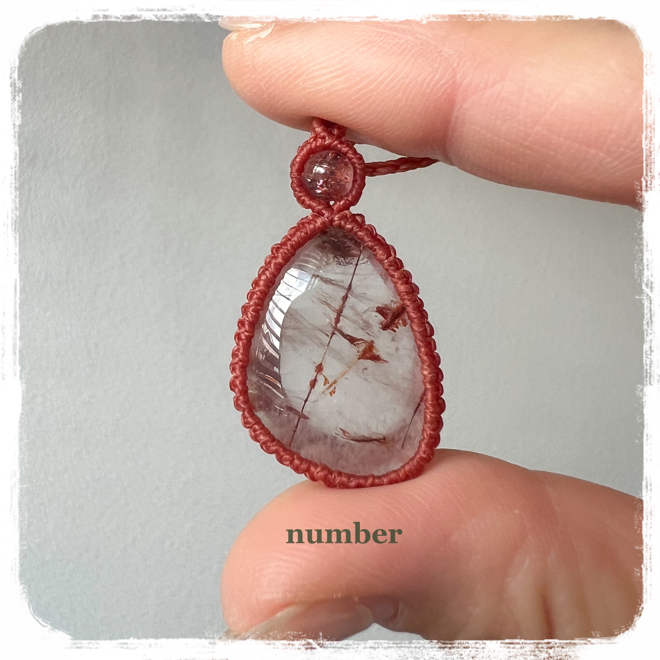 ★赤く咲く花★ルチル・ライモナイトインクォーツのマクラメネックレス★