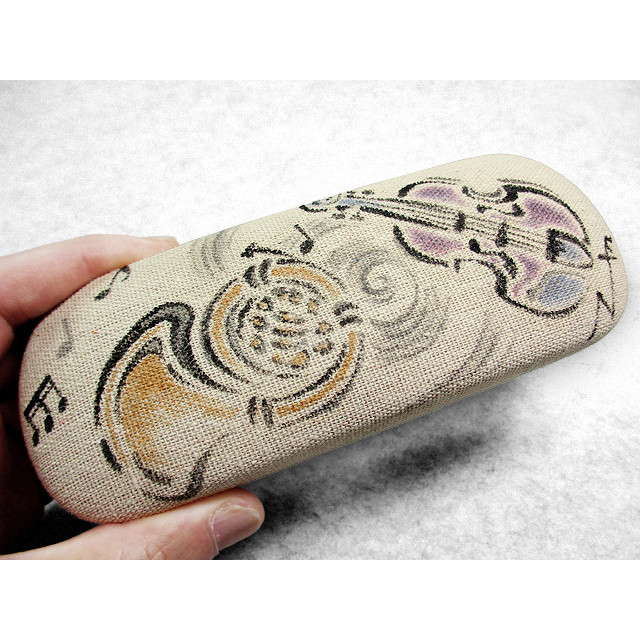 メガネケース（オーケストラの楽器とト音記号）（ベージュ色っぽい生成色）