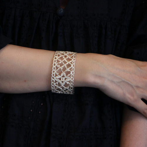 菫奏- アンティークレースのシルバーバングル バングル・リストバンド