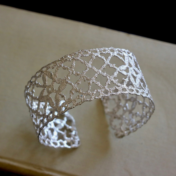 菫奏- アンティークレースのシルバーバングル バングル・リストバンド
