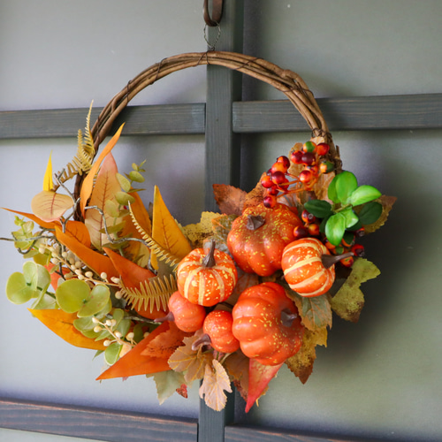 パンプキン＆木の実たくさんの　オレンジハロウィン造花リース ハロウィン オレンジ色のニゲラのリース：木の実 パンプキン