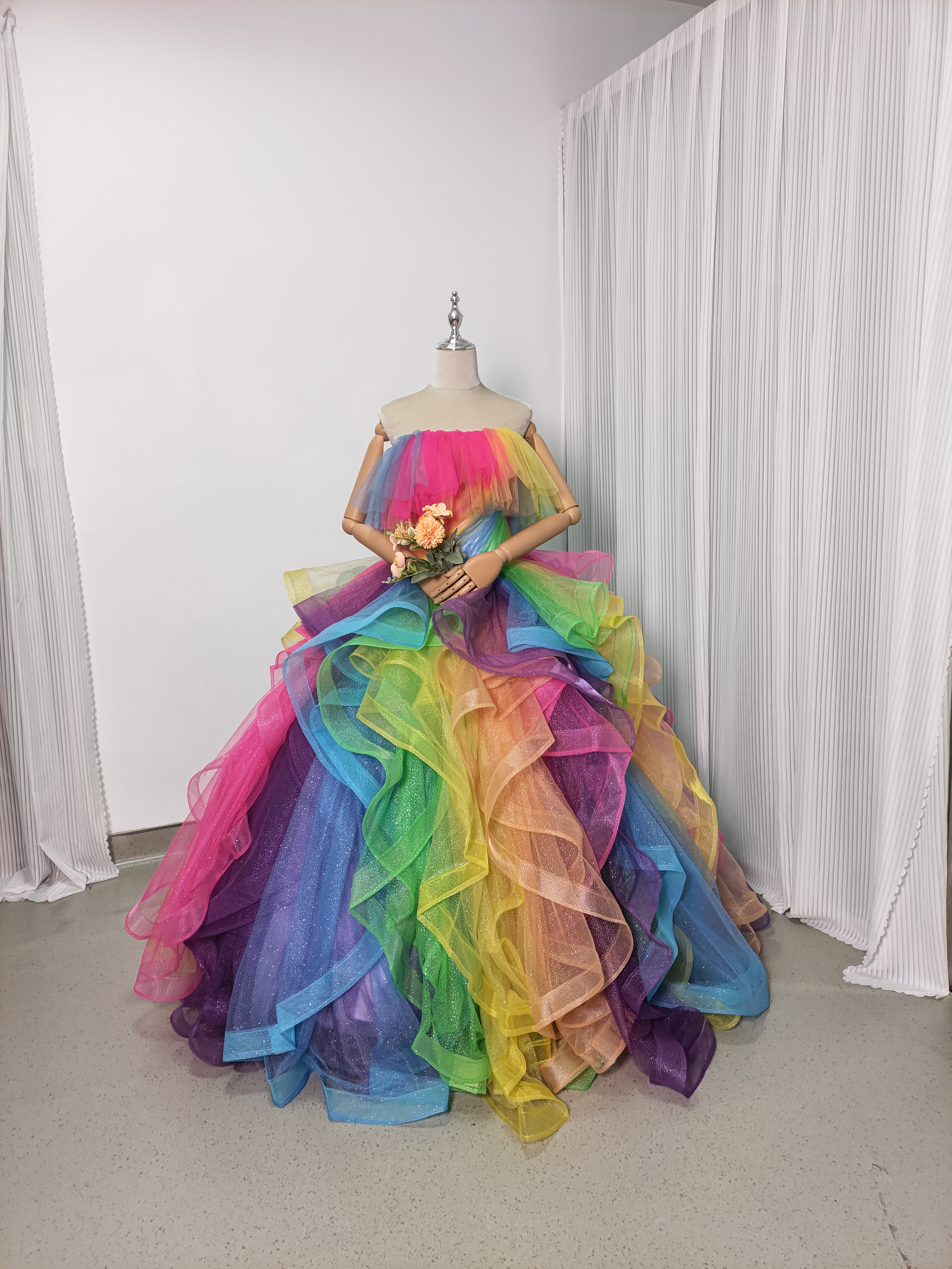 送料無料！カラードレス レインボー  ベアトップ キラキラチュール  床付く ビスチェドレス  演奏会/音楽会