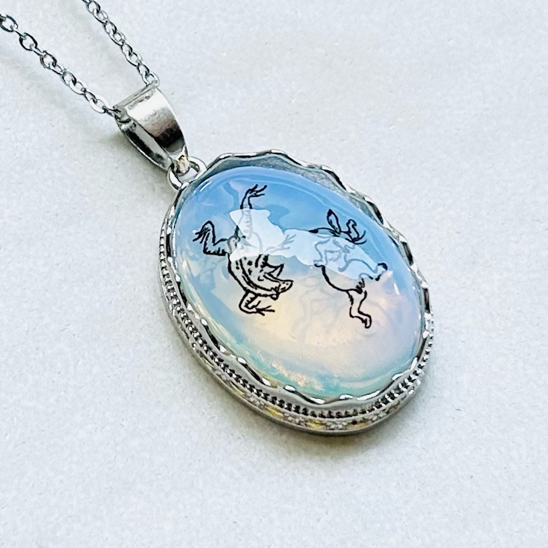 天然石オパールと鳥獣戯画のペンダント ネックレス
