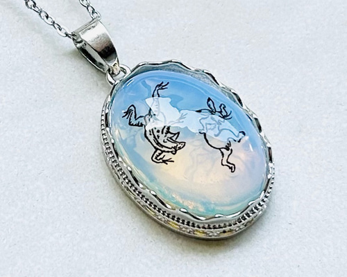 天然石オパールと鳥獣戯画のペンダント ネックレス 項鍊 Sumire 帯留め