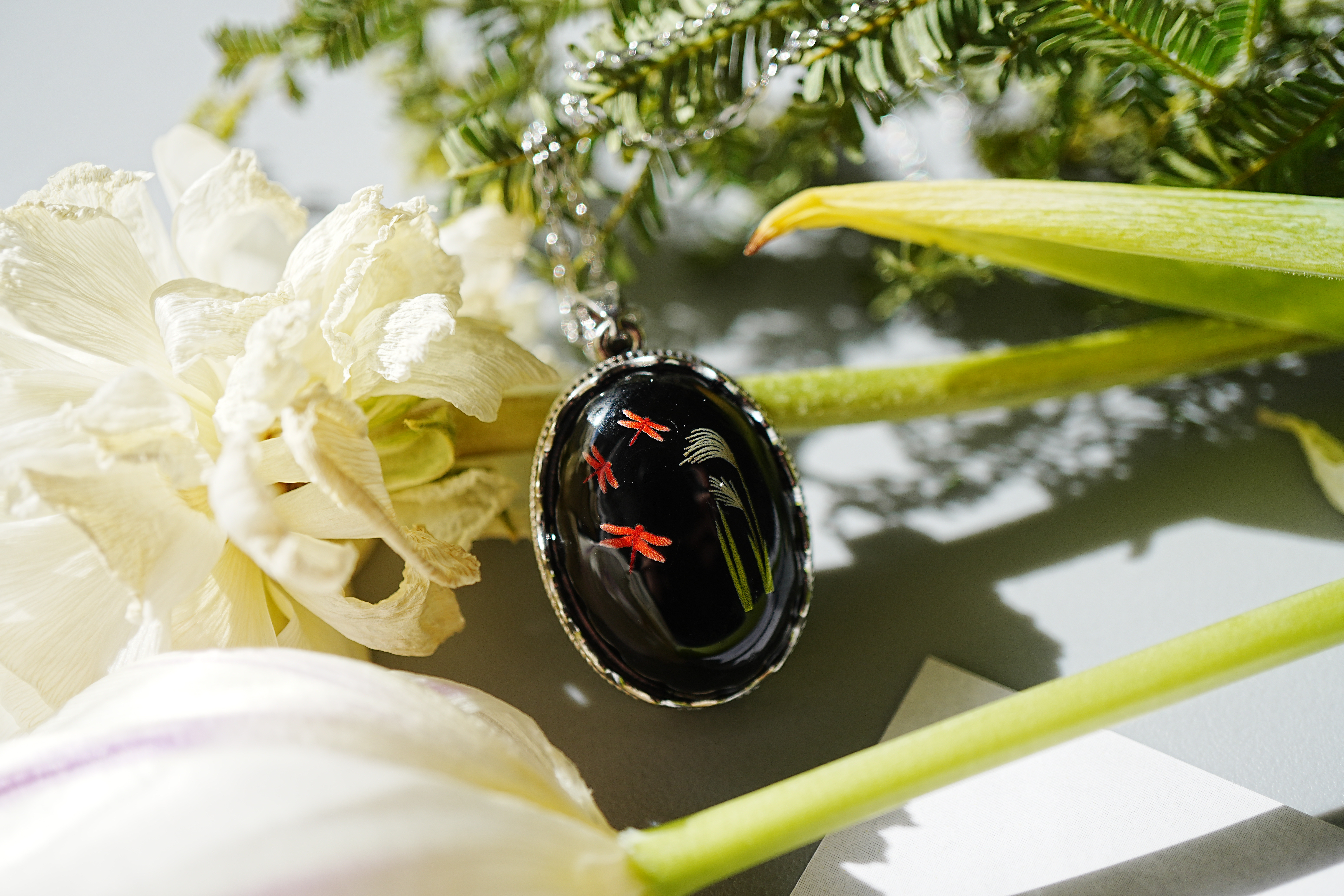 天然石黒瑪瑙(メノウ)とすすきとトンボのペンダント ネックレス