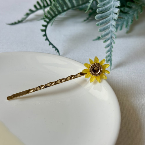 ひまわり一輪ヘアピン＊ゴールド＊プラ板＊ヒマワリ＊向日葵＊サン