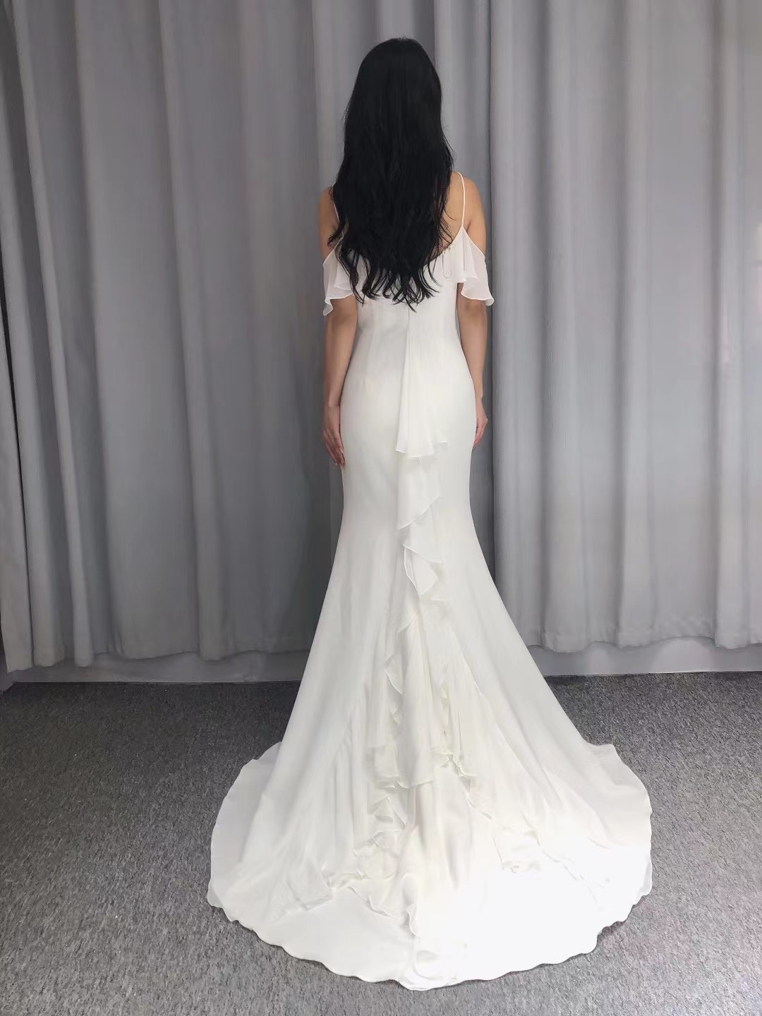 高品質！高級サテン　ラッフルフリル キャミソール マーメイドドレス　ｖネック　エレガントなシルエット　オーダー可能結婚式