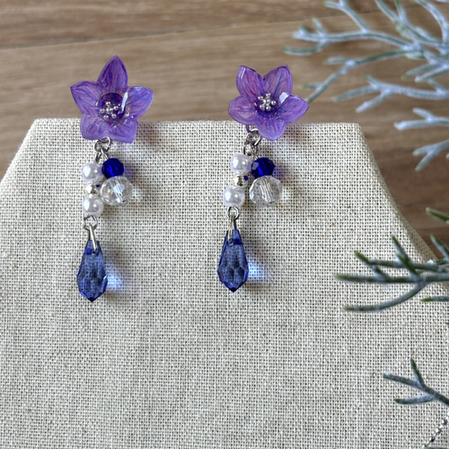 桔梗きらめく一輪ピアス＊ブルー＊シルバーカラー＊プラ板＊桔梗  