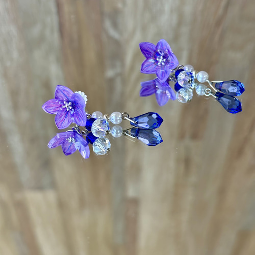 桔梗きらめく一輪ピアス＊ブルー＊シルバーカラー＊プラ板＊桔梗  