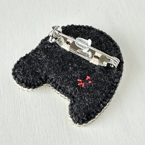 10%OFF】お花たれ耳うさぎのブローチ 刺繍 刺しゅう ビーズ かわいい